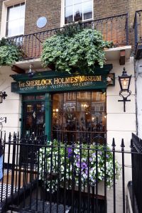 Tady v Baker Street 221b bydlel Sherlock Holmes.